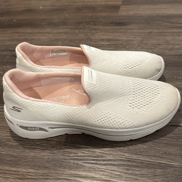 Sketchers White Ultra Go - Picture 1 of 4